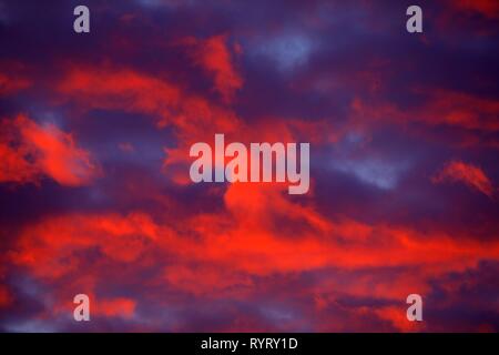 Ciel nuageux rouge au coucher du soleil, Schleswig-Holstein, Allemagne Banque D'Images
