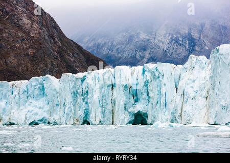 L'effondrement des glaciers dans Harefjord, Scoresbysund, dans l'Est du Groenland, Greenland Banque D'Images
