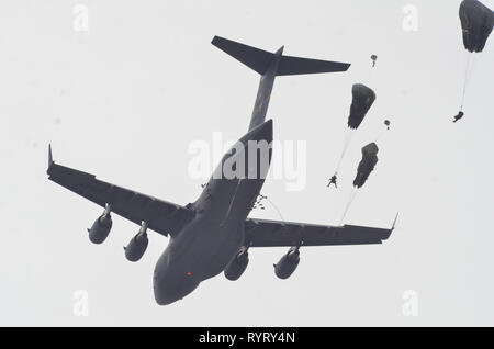 De parachutistes batterie Alpha, 1er Bataillon, 319e Régiment d'artillerie aéroporté mener une ligne statique d'un saut en suspension dans l'Air Force C-17, mercredi 13 mars. Les parachutistes de l'Artillerie a effectué l'opération aéroportée sur Fort Bragg's Normandie Drop Zone, de formation pour leur marque mission de placer rapidement leur pièce d'artillerie en service et cuisson après avoir effectué un saut de ligne à l'électricité statique. Banque D'Images