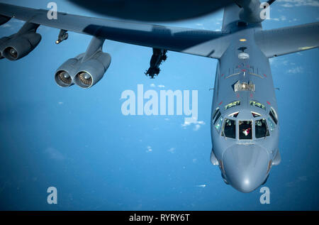 Un U.S. Air Force B-52 Stratofortress un KC-135 Stratotanker approches de la 100e Escadre de ravitaillement en vol, RAF Mildenhall, Angleterre, avant de recevoir le carburant au-dessus de la côte anglaise, le 14 mars 2019. Commandement des forces stratégiques américaines sont sous surveillance 24 heures sur 24, à prévenir et détecter les attaques stratégiques contre les États-Unis et alliés de l'OTAN. (U.S. Air Force photo de Tech. Le Sgt. Emerson Nuñez) Banque D'Images