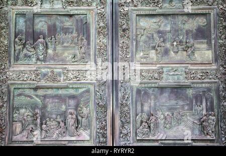 Soulagement, porte d'entrée, cathédrale de Pise, façade ouest, Pise, Toscane, Italie Banque D'Images