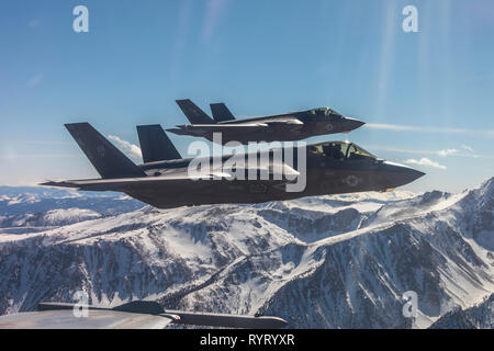 190228-N-SS390-0178, LEMOORE Californie (28 février 2019) Deux F-35 Lightning II C des avions de la Naval Air Station Lemoore piloté par le major Michael Fisher et le Capt John Taliaferro de Strike Fighter Squadron (VFA) 125 Raiders "rude" volent en formation sur la Sierra Nevada après avoir réalisé une mission de formation (NASL), Californie VFA-125 & VFA-147 sont tous deux situés à NASL, Californie VFA-125 est l'Escadron de remplacement de la flotte (FRS) pour le F-35C Lightning II. VFA-147 de la Marine américaine est premier escadron opérationnel F-35C et sont joints à la Carrier Air Wing (CVW) Deux. (U.S. Photo de la marine par le lieutenant Cmdr. Da Banque D'Images