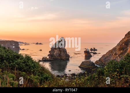 Le lever du soleil, paysage côtier robuste avec de nombreuses îles rocheuses, Harris Beach State Park, Oregon, USA Banque D'Images