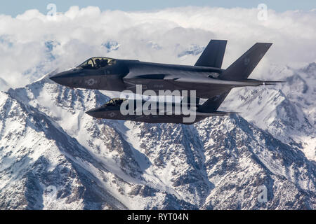 190228-N-SS390-0240, LEMOORE Californie (28 février 2019) Deux F-35 Lightning II C des avions de la Naval Air Station Lemoore piloté par le major Michael Fisher et le Capt John Taliaferro de Strike Fighter Squadron (VFA) 125 Raiders "rude" volent en formation sur la Sierra Nevada après avoir réalisé une mission de formation (NASL), Californie VFA-125 & VFA-147 sont tous deux situés à NASL, Californie VFA-125 est l'Escadron de remplacement de la flotte (FRS) pour le F-35C Lightning II. VFA-147 de la Marine américaine est premier escadron opérationnel F-35C et sont joints à la Carrier Air Wing (CVW) Deux. (U.S. Photo de la marine par le lieutenant Cmdr. Da Banque D'Images