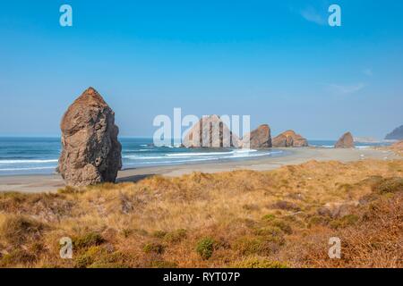 Vue sur plage de sable fin et de grandes roches monolithiques, paysage, rivière côtière pistolet moyen, Ariya's Beach, Oregon, USA Banque D'Images