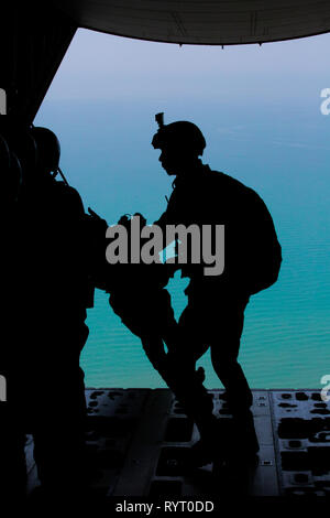 U.S. Marines, de Reconnaissance Reconnaissance royale thaïlandaise Marines et République de Corée Marines Reconnaissance voler sur un KC-130 de ravitaillement aérien maritime avec l'Escadron de transport 152 dans Chon Bory, Royaume de Thaïlande, le 12 février 2019. Les Marines américains avec VMGR-152 et 3e Bataillon de Reconnaissance, effectuer de la chute de l'air et para-operations training avec la République de Corée et de reconnaissance maritime Marine royale thaïlandaise de reconnaissance. Gold Cobra est un de la Thaïlande et de l'United States co-parrainé des Groupes de forces interarmées de théâtre et opération de sécurité de l'exercice mené avec jusqu'à 29 nations participati Banque D'Images