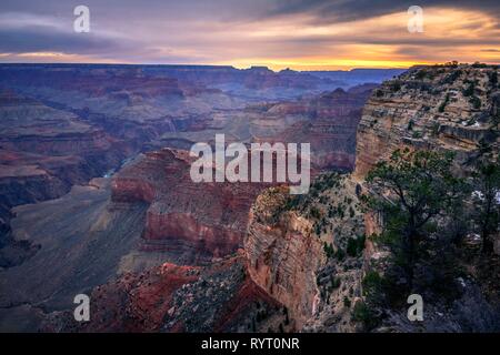 Gorge de la Grand Canyon au lever du soleil, la rivière Colorado, vue à partir de la Rive érodée, paysage rock, South Rim Banque D'Images