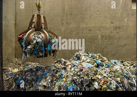 Plus de bras de préhension tas de détritus, déchets transports de grue dans une usine d'incinération de déchets, TREA Breisgau, Eschbach Banque D'Images