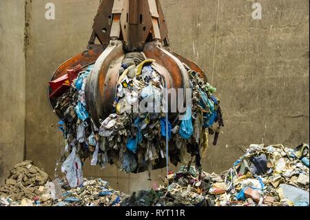 Plus de bras de préhension tas de détritus, déchets transports de grue dans une usine d'incinération de déchets, TREA Breisgau, Eschbach Banque D'Images