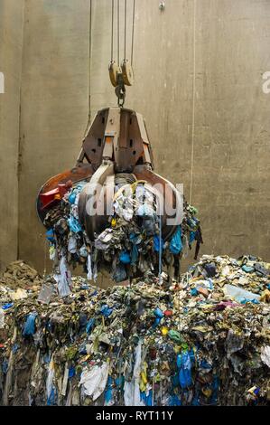 Plus de bras de préhension tas de détritus, déchets transports de grue dans une usine d'incinération de déchets, TREA Breisgau, Eschbach Banque D'Images