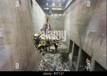 Plus de bras de préhension tas de détritus, déchets transports de grue dans une usine d'incinération de déchets, TREA Breisgau, Eschbach Banque D'Images