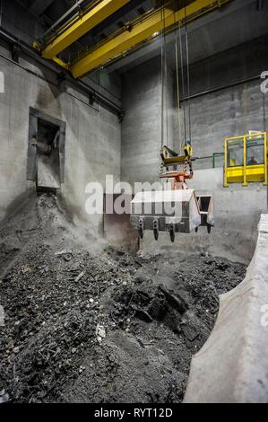 Bras de préhension, grue transporte les déchets dans une usine d'incinération de déchets, TREA Breisgau, Eschbach, Bade-Wurtemberg, Allemagne Banque D'Images