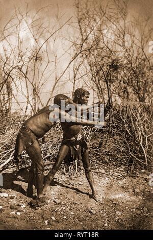 Deux Bushmen de la chasse avec des arcs et des flèches, 1918, l'ancien Sud-Ouest africain allemand, en Namibie Banque D'Images