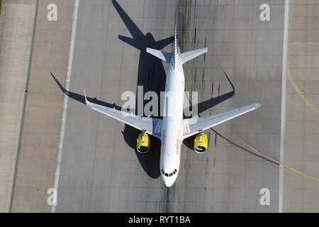 Airbus A319, Vueling, sur la piste, Hambourg, Allemagne Banque D'Images