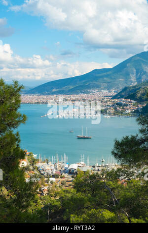 Portrait de yachts amarrés dans la baie de Fethiye, Turquie Banque D'Images