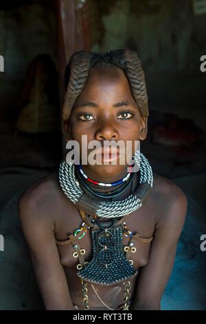 Jolie jeune fille Himba, Portrait, Kaokoland, Namibie Banque D'Images