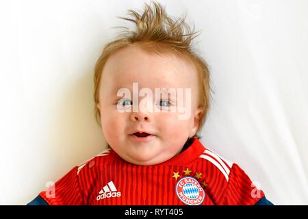Bébé, 3 mois, dans la région de jersey du FC Bayern Munich, Portrait, Bade-Wurtemberg, Allemagne Banque D'Images