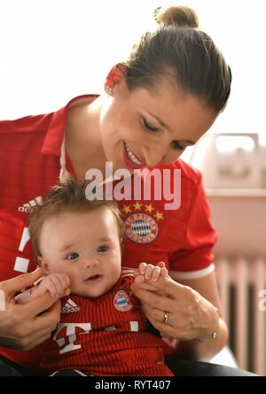 Mère avec bébé, 3 mois, dans la région de jersey du FC Bayern Munich, Bade-Wurtemberg, Allemagne Banque D'Images