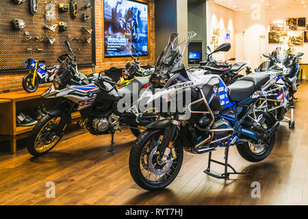 Thaïlande, Bangkok -28 février 2018 : BMW moto BMW R1200 et R1200 GS adventure moto, moto supersport présenté dans BMW show room à l'IC Banque D'Images