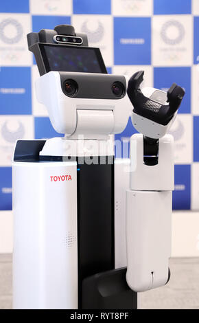 Tokyo, Japon. Mar 15, 2019. Géant de l'automobile japonais Toyota Motor démontre son soutien humain robot (HSR) à Tokyo le vendredi, Mars 15, 2019. 2020 Jeux Olympiques de Tokyo a annoncé les robots de Toyota fournira une assistance aux spectateurs en fauteuils roulants à l'Jeux olympiques de 2020. Credit : Yoshio Tsunoda/AFLO/Alamy Live News Banque D'Images