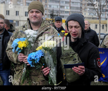 Kiev, Ukraine. 14Th Mar, 2019. Un volontaire vu détenant un certificat qui offre les mêmes avantages que les combattants de l'ATO ont au cours des célébrations pour marquer la Journée de l'action bénévole de l'Ukraine à Kiev.L'Ukraine célèbre Journée des bénévoles, qui a été fondée en l'honneur des citoyens qui ont volontairement décidé de protéger l'état de l'agression russe. C'était ce jour-là il y a cinq ans que les 500 premiers volontaires de la "défense de Maidan'' Mouvement social est arrivé à l'Petrivtsi Novye terrain de formation pour former un bataillon de volontaires, qui a déménagé de la région de Dnipropetrovsk au début de l'Apri Banque D'Images