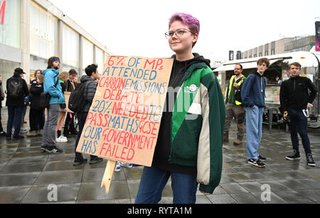 Brighton, UK. Mar 15, 2019. Étudiants et écoliers commencent à se rassembler à Brighton pour participer à la deuxième grève de la jeunesse 4 Climat protester aujourd'hui dans le cadre d'une journée d'action mondiale. Des milliers d'étudiants et écoliers sont mis à aller en grève à 11h00 aujourd'hui dans le cadre d'une action globale de la jeunesse contre le changement climatique Crédit : Simon Dack/Alamy Live News Banque D'Images