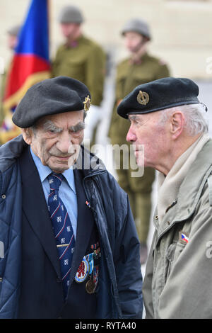 Prague, République tchèque. Mar 15, 2019. Anciens combattants tchèque assister à cet événement commémoratif à l'occasion des 80 ans de l'occupation nazie du Pays tchèque organisé par l'Association des légionnaires tchécoslovaques, sur la place Hradcany à Prague, en République tchèque, le 15 mars 2019. Credit : Michal Kamaryt/CTK Photo/Alamy Live News Banque D'Images