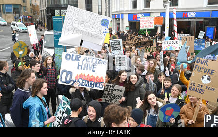 Brighton, UK. Mar 15, 2019. Étudiants et écoliers à Brighton prendre part à la deuxième grève de la jeunesse 4 Climat protester aujourd'hui dans le cadre d'une journée d'action mondiale. Des milliers d'étudiants et écoliers sont mis à aller en grève à 11h00 aujourd'hui dans le cadre d'une action globale de la jeunesse contre le changement climatique Crédit : Simon Dack/Alamy Live News Banque D'Images