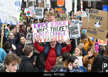 Brighton, UK. Mar 15, 2019. Étudiants et écoliers à Brighton prendre part à la deuxième grève de la jeunesse 4 Climat protester aujourd'hui dans le cadre d'une journée d'action mondiale. Des milliers d'étudiants et écoliers sont mis à aller en grève à 11h00 aujourd'hui dans le cadre d'une action globale de la jeunesse contre le changement climatique Crédit : Simon Dack/Alamy Live News Banque D'Images