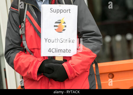 Preston, Lancashire. 15 mars, 2019. Grève à l'école 4 le changement climatique en tant que parents et enfants à l'école monter en dehors de la gare avec des banderoles et des pancartes de protestation pour l'action contre le changement climatique. Les manifestants ont défilé dans le centre-ville de poursuivre leur protestation au drapeau dans le marché du centre-ville. Les enfants du Lancashire ont quitté les classes aujourd'hui dans le cadre d'un climat international grève. Indicateur/AlamyLiveNews:Crédit Banque D'Images