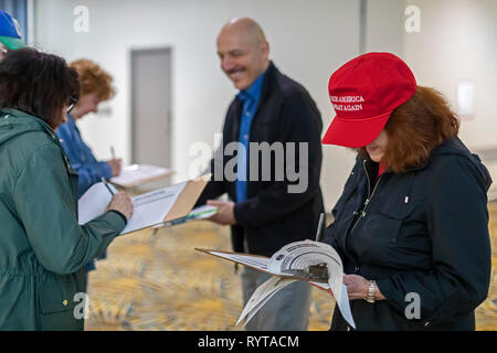 Detroit, Michigan, USA - 14 mars 2019 - En dehors d'une réunion publique la promotion de la construction d'un mur le long de la frontière mexicaine, David Dudenhoefer (centre) fait circuler une pétition pour rappeler Mme Rashida Tlaib. Dudenhoefer s'est présenté comme un candidat en lettres à l'Tlaib en novembre. Crédit : Jim West/Alamy Live News Banque D'Images