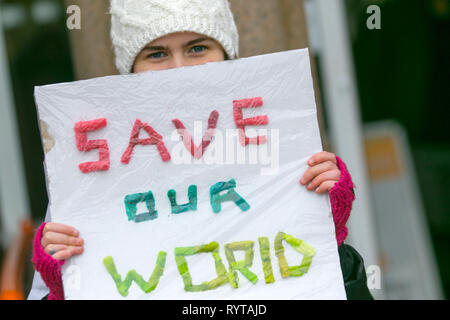 Preston, Lancashire. 15 mars 2019. Grève des écoles 4 changement climatique les parents et les écoliers se rassemblent à l'extérieur de la gare avec des banderoles et des pancartes protestant contre le changement climatique. Les manifestants ont défilé dans le centre-ville pour poursuivre leur protestation au marché du drapeau dans le centre-ville. Des enfants du Lancashire sont sortis des cours aujourd'hui dans le cadre d'une grève internationale du climat. Banque D'Images