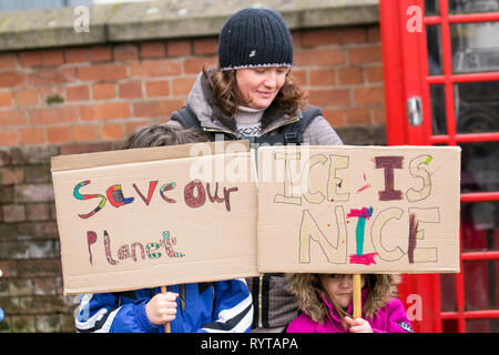 Preston, Lancashire. 15 mars, 2019. Grève à l'école 4 le changement climatique en tant que parents et enfants à l'école monter en dehors de la gare. Personnes avec des banderoles et des pancartes de protestation pour 4 action contre le changement climatique. Les manifestants ont défilé dans le centre-ville de poursuivre leur protestation contre le drapeau du marché. Les enfants du Lancashire ayant quitté les classes aujourd'hui dans le cadre d'un climat international grève. Indicateur/AlamyLiveNews:Crédit Banque D'Images