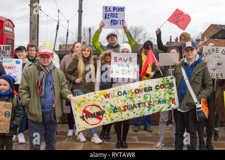 Preston, Lancashire. 15 mars, 2019. Grève à l'école 4 le changement climatique en tant que parents et enfants à l'école monter en dehors de la gare. Personnes avec des banderoles et des pancartes de protestation pour 4 action contre le changement climatique. Les manifestants ont défilé dans le centre-ville de poursuivre leur protestation contre le drapeau du marché. Les enfants du Lancashire ayant quitté les classes aujourd'hui dans le cadre d'un climat international grève. Indicateur/AlamyLiveNews:Crédit Banque D'Images