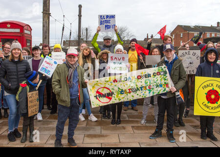 Preston, Lancashire. 15 mars, 2019. Grève à l'école 4 le changement climatique en tant que parents et enfants à l'école monter en dehors de la gare. Personnes avec des banderoles et des pancartes de protestation pour 4 action contre le changement climatique. Les manifestants ont défilé dans le centre-ville de poursuivre leur protestation contre le drapeau du marché. Les enfants du Lancashire ayant quitté les classes aujourd'hui dans le cadre d'un climat international grève. Indicateur/AlamyLiveNews:Crédit Banque D'Images