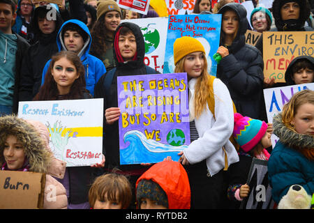 Swansea, Pays de Galles, Royaume-Uni. 15 mars 2019 sur la photo, les étudiants et les enfants dans la rue est de la ville de Swansea, dans le sud du Pays de Galles, Royaume-Uni, dans les dernières manifestations du changement climatique. Inspiré par 16 ans, militant de l'environnement Greta Thunberg, qui a accusé les dirigeants du monde de ne pas faire assez pour prévenir le changement climatique, les jeunes sont descendus dans la rue pour le Royaume-Uni et le monde d'essayer de mettre en évidence la cause d'une action positive en ce qui concerne le changement climatique. Robert Melen/Alamy Live News. Banque D'Images