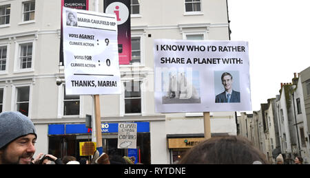 Brighton, UK. 15 Mar, 2019. Message pour Maria Cauldfield MP comme des milliers d'étudiants et écoliers parents mars à Brighton en tant qu'elles participent dans la deuxième grève de la jeunesse 4 Climat protester aujourd'hui dans le cadre d'une journée d'action mondiale. Des milliers d'étudiants et écoliers sont mis à aller en grève à 11h00 aujourd'hui dans le cadre d'une action globale de la jeunesse contre le changement climatique Crédit : Simon Dack/Alamy Live News Banque D'Images