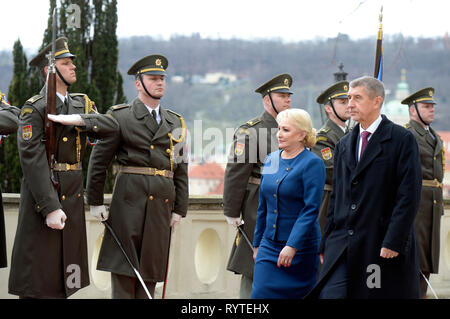 Prague, République tchèque. Mar 15, 2019. Le premier ministre tchèque Andrej Babis (à droite) accueille son homologue roumain Dancila Viorica durant sa visite de la République tchèque, le 15 mars 2019, à Prague, en République tchèque. Credit : Katerina Sulova/CTK Photo/Alamy Live News Banque D'Images