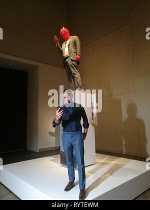 Canberra, Australie. Mar 15, 2019. Le Directeur de la Galerie nationale pose avec le Mitzevich Nick nouvelle bougie de cire de sculpture à la galerie nationale d'Australie à Canberra, Australie, le 15 mars 2019. La Galerie nationale d'Australie (NGA) a dévoilé une bougie de cire de sculpture le vendredi matin. La sculpture, un homme sur son iPhone, la lecture était illuminé et finira par se fondre dans une flaque d'eau. Source : Xinhua/Alamy Live News Banque D'Images