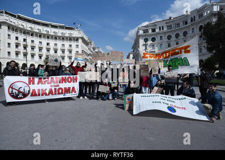 Thessalonique, Grèce. Mar 15, 2019. Les étudiants de l'université organiser au cours d'une grève du climat des bannières de protestation. Les étudiants de l'Université a organisé une grève du climat en démonstration place Aristotelous, exigeant des mesures pour prévenir d'autres le réchauffement planétaire et le changement climatique. Grève du climat est une grève de l'école pour le climat, aussi connu dans les régions pour vendredi pour les jeunes, pour les jeunes ou le climat, 4 Grève est un mouvement international d'élèves et d'étudiants qui décident de ne pas assister aux cours et au lieu de prendre part à des manifestations. Credit : Giannis Papanikos/ZUMA/Alamy Fil Live News Banque D'Images