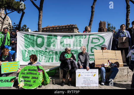 Rome, Italie. Mar 15, 2019. Grève mondiale des étudiants sur le changement climatique crise dans les Roms. La grève ont conduit à des dizaines de milliers de jeunes dans la rue dans plus de 40 countryes sur tous les continets.Les étudiants sont en grève pour demander aux gouvernements de faire leurs devoirs "'' et donner une preuve d'une voie sûre bien au-dessous de 2 degrés. Crédit : Matteo Trevisan/ZUMA/Alamy Fil Live News Banque D'Images