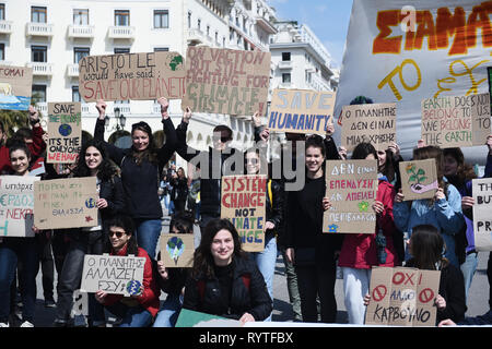 Thessalonique, Grèce. Mar 15, 2019. Les étudiants de l'université organiser au cours d'une grève du climat des bannières de protestation. Les étudiants de l'Université a organisé une grève du climat en démonstration place Aristotelous, exigeant des mesures pour prévenir d'autres le réchauffement planétaire et le changement climatique. Grève du climat est une grève de l'école pour le climat, aussi connu dans les régions pour vendredi pour les jeunes, pour les jeunes ou le climat, 4 Grève est un mouvement international d'élèves et d'étudiants qui décident de ne pas assister aux cours et au lieu de prendre part à des manifestations. Credit : Giannis Papanikos/ZUMA/Alamy Fil Live News Banque D'Images