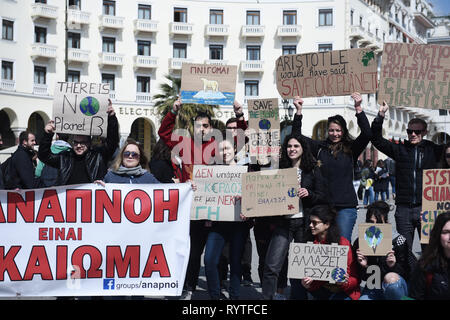 Thessalonique, Grèce. Mar 15, 2019. Les étudiants de l'université organiser au cours d'une grève du climat des bannières de protestation. Les étudiants de l'Université a organisé une grève du climat en démonstration place Aristotelous, exigeant des mesures pour prévenir d'autres le réchauffement planétaire et le changement climatique. Grève du climat est une grève de l'école pour le climat, aussi connu dans les régions pour vendredi pour les jeunes, pour les jeunes ou le climat, 4 Grève est un mouvement international d'élèves et d'étudiants qui décident de ne pas assister aux cours et au lieu de prendre part à des manifestations. Credit : Giannis Papanikos/ZUMA/Alamy Fil Live News Banque D'Images