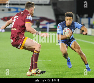 Huddersfield, UK. 14 mars 2019. John Smiths Stadium, Huddersfield, Angleterre ; Rugby League Super League Betfred, Huddersfield Giants vs Saint Helens ; Saint Helens Regan Grace fléchettes passé Lee Gaskell de marque un essai. Credit : Dean Williams/Alamy Live News Banque D'Images