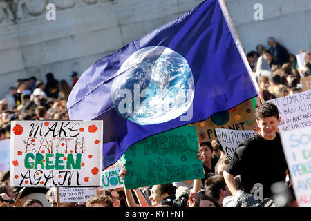 Rome, Italie. Mar 15, 2019. Rome le 15 mars 2019. E Colosseo Piazza Venezia. Vendredi pour le climat futur grève dans Rome, pour répondre à l'appel du Greta Thunberg, l'Agence suédoise de 15 ans qui est à la classe pour lutter contre la crise climatique. Foto Samantha Zucchi Insidefoto insidefoto Crédit : srl/Alamy Live News Banque D'Images