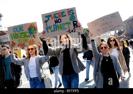 Rome, Italie. Mar 15, 2019. Rome le 15 mars 2019. E Colosseo Piazza Venezia. Vendredi pour le climat futur grève dans Rome, pour répondre à l'appel du Greta Thunberg, l'Agence suédoise de 15 ans qui est à la classe pour lutter contre la crise climatique. Foto Samantha Zucchi Insidefoto insidefoto Crédit : srl/Alamy Live News Banque D'Images