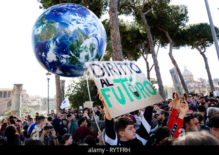 Rome, Italie. Mar 15, 2019. Rome le 15 mars 2019. E Colosseo Piazza Venezia. Vendredi pour le climat futur grève dans Rome, pour répondre à l'appel du Greta Thunberg, l'Agence suédoise de 15 ans qui est à la classe pour lutter contre la crise climatique. Foto Samantha Zucchi Insidefoto insidefoto Crédit : srl/Alamy Live News Banque D'Images