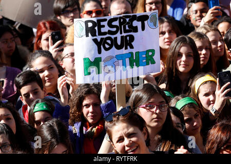 Rome, Italie. Mar 15, 2019. Bannière : ce qui concerne votre mère la Terre Rome le 15 mars 2019. E Colosseo Piazza Venezia. Vendredi pour le climat futur grève dans Rome, pour répondre à l'appel du Greta Thunberg, l'Agence suédoise de 15 ans qui est à la classe pour lutter contre la crise climatique. Foto Samantha Zucchi Insidefoto insidefoto Crédit : srl/Alamy Live News Banque D'Images