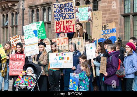 Coventry, West Midlands, Royaume-Uni. 15 mars, 2019. Les élèves de protestation devant la Chambre du Conseil de Coventry à faire prendre conscience de la question du changement climatique. Dave crédit Coote/Alamy Live News Banque D'Images