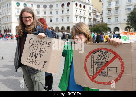 Thessalonique, Grèce. Mar 15, 2019. Les étudiants qui prennent part à des manifestations du changement climatique dans le nord du port grec de Thessalonique. Credit : Orhan Tsolak/Alamy Live News Banque D'Images